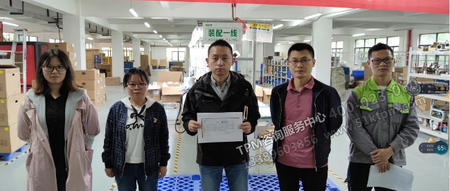 劉總經理頒發(fā)授權證書