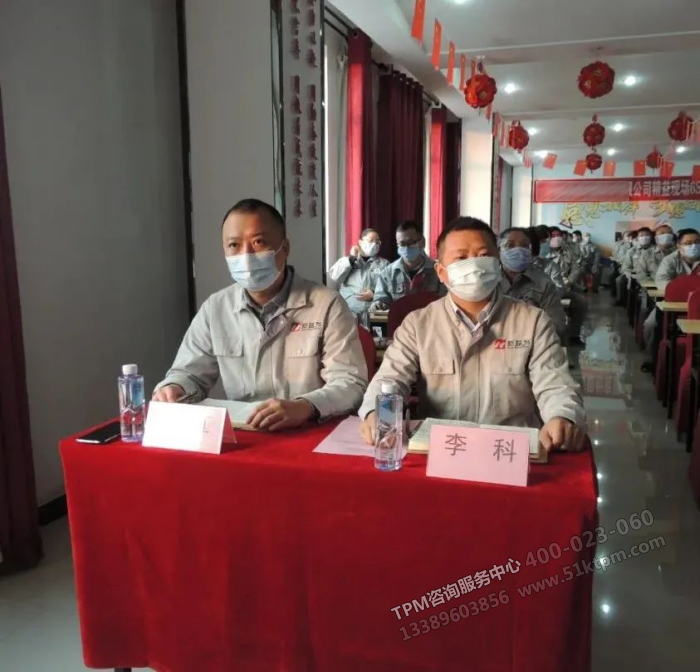 新益為咨詢袁老師（左）、新益為咨詢李老師（右）